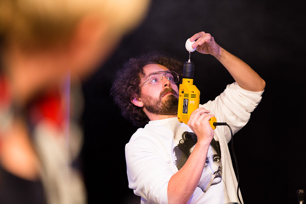 Performance 'Denken ohne Geländer' für Jugendliche ab 12 Jahren. Koproduktion pulk fiktion und Freies Werkstatt Theater Köln