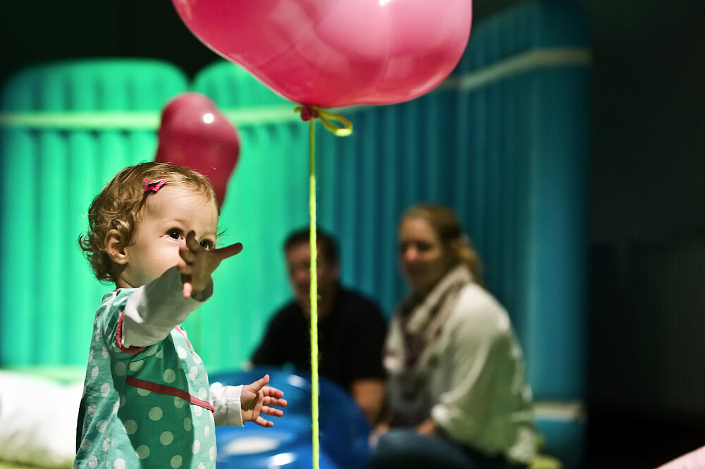 Szene aus der Koproduktion 'BabyBühne' von andrea bleikamp/wehrlitheater und Freies Werkstatt Theater für Babys von 0 bis 14 Monaten und ihre Eltern. Foto: MEYER ORIGINALS