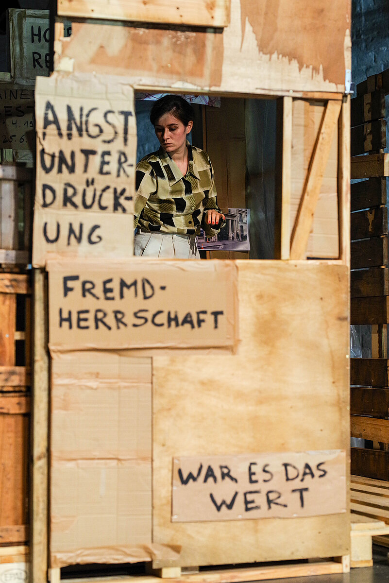 Szene aus 'Annette, ein Heldinnenepos' des Freien Werkstatt Theater Köln mit Brit Purwin.