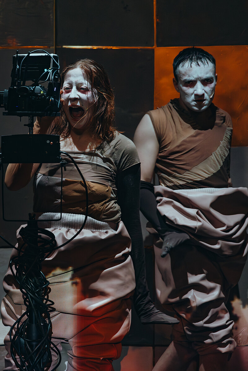 Szene aus „Fleischmaschine“ von Frederik Werth des Freien Werkstatt Theater Köln mit Lisa Sophie Kusz und Thomas Kaschel.