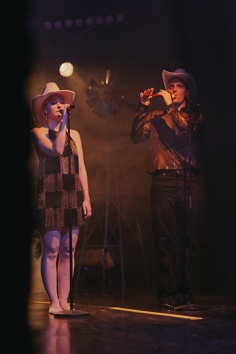 Szene aus „Mister Paradise“ von Tennessee Williams des Freien Werkstatt Theater Köln mit Annina Euling und Sven Gey.